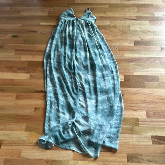 Dresses & Skirts - Flowy Tie-Dye Dress